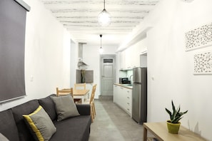 Deluxe House | Private kitchen | Full-size fridge, microwave, stovetop, espresso maker - PS House Kimolos - PS Rental (Kimolos)