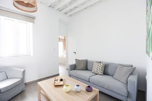 Deluxe House | Living room | 55-inch Smart TV with digital channels, TV, Netflix - PS House Kimolos - PS Rental (Kimolos)