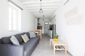 Deluxe House | Living room | 55-inch Smart TV with digital channels, TV, Netflix - PS House Kimolos - PS Rental (Kimolos)