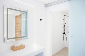 Casa Deluxe | Bagno | Doccia, soffione a pioggia, set di cortesia firmato, asciugacapelli