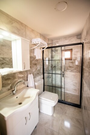 Panoramic Studio Suite | Bathroom | Shower, free toiletries, hair dryer, slippers - Galapera Hotel (Istanbul)