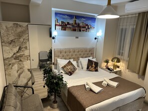 ميني بار وخزنة داخل الغرفة ومكتب ومساحة عمل للكمبيوتر المحمول
