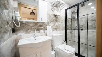 Suite estudio familiar, 1 habitación, en edificio anexo | Baño | Ducha, artículos de higiene personal gratuitos y secador de pelo