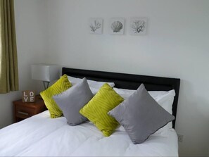 2 bedrooms, iron/ironing board, free WiFi