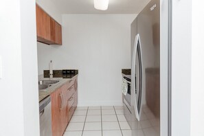 Een koelkast, een microgolfoven, een oven, een kookplaat