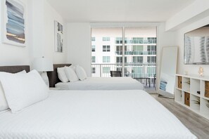 2 slaapkamers, een bureau, een strijkplank/strijkijzer, reisbedje