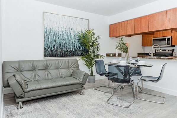 Smart-tv, een open haard en een tafeltennistafel