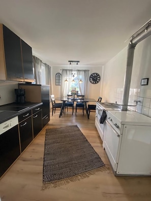 Fridge, microwave, oven, stovetop - Bauernhaus am Sallingbach (Rohr in Niederbayern)