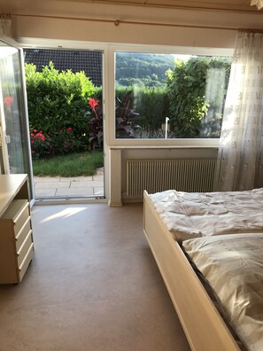 1 bedroom, desk, soundproofing, WiFi