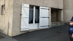 Ein Gebäude mit einem Schild, auf dem 