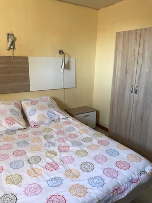 2 habitaciones, tabla de planchar con plancha y cuna de viaje 