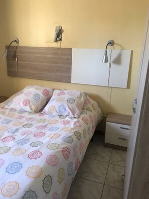 2 bedrooms, iron/ironing board, travel cot, free WiFi