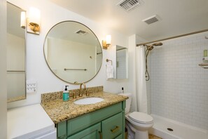 Douche, sèche-cheveux, bidet, serviettes fournies