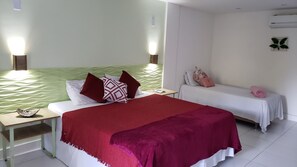 Habitación doble, vista a la playa | Baño | Regadera y toallas 