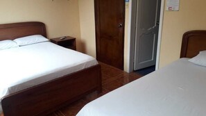 Blackout drapes, iron/ironing board, free WiFi - hostal Amazonia y sol (Baños de Agua Santa)