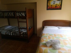 Quarto triplo standard | Banheiro | Toalhas de banho 