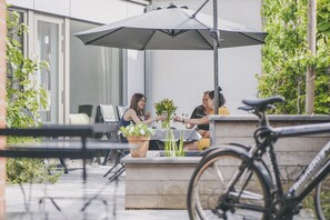 Outdoor dining - Holiday home The Charging Point bed bike hike  (Diksmuide)