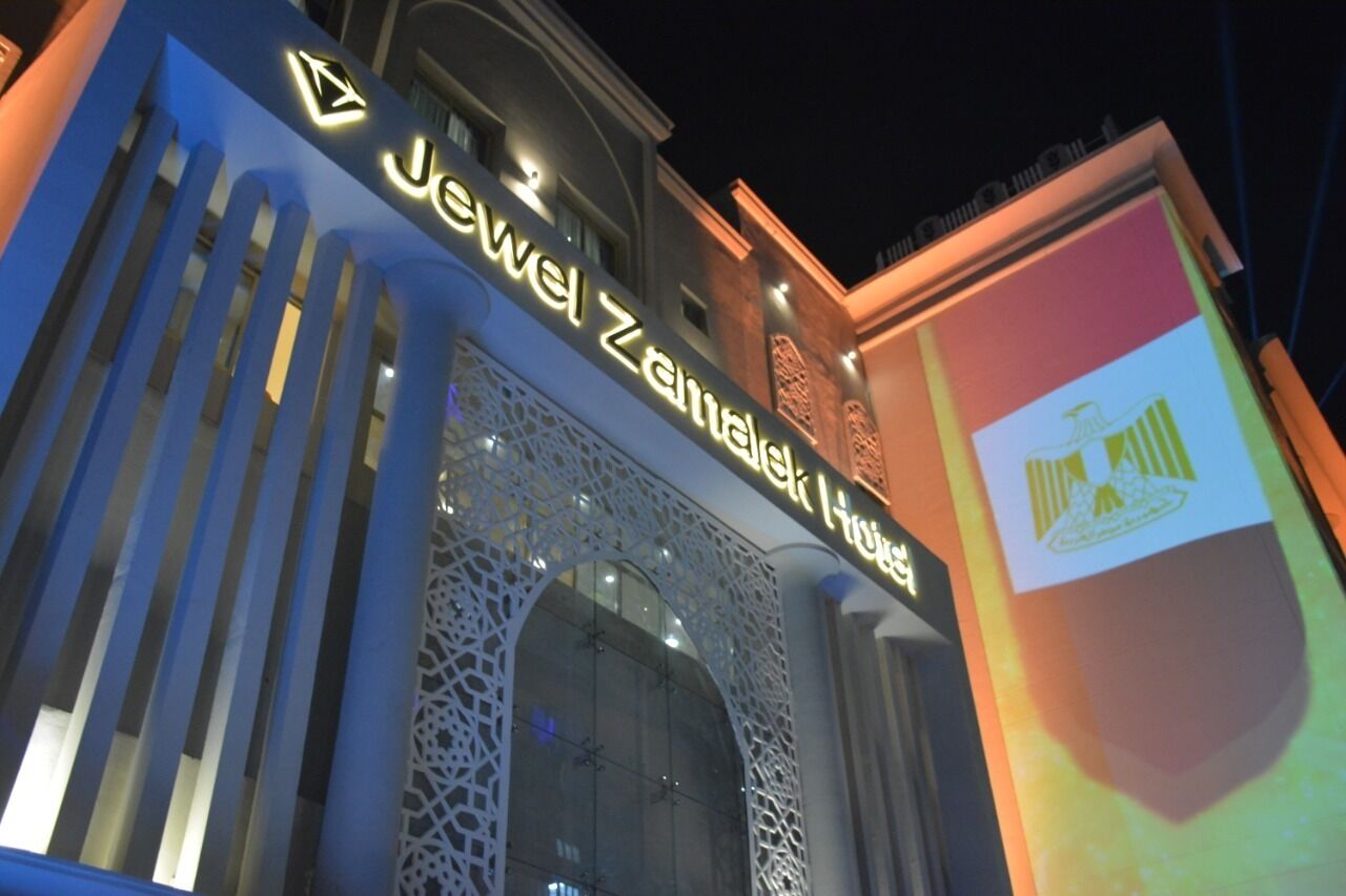Exterior de la Casa Jewel Zeyneki con un llamativo letrero iluminado.