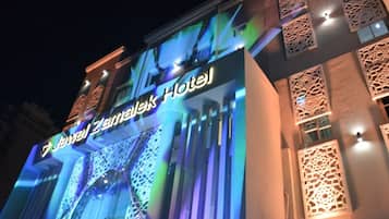 Fachada de la propiedad por la tarde o noche