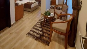Una habitación de hotel moderna con cama, escritorio y zona de estar.