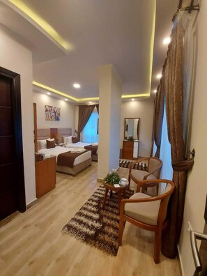 Une chambre d’hôtel moderne équipée d’un lit, d’un bureau et d’un coin salon.