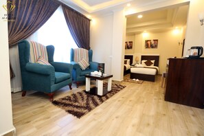 TV màn hình phẳng 32-inch có truyền hình vệ tinh, TV, sàn nhà có sưởi 