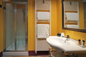Free toiletries, hair dryer, towels, toilet paper - White Tea Stuart Apartment (Montepulciano)