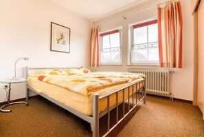 2 bedrooms, iron/ironing board, WiFi, bed sheets