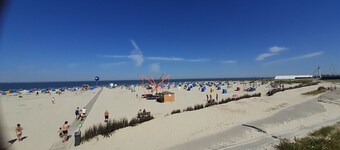 Doppelhaushälfte mit großer Terrasse, 200m zum Zentrum, 1000 m zum Strand, WLAN