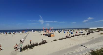 Semi-detached house with large terrace, 200m to the center, 1000 m to the beach, WLAN