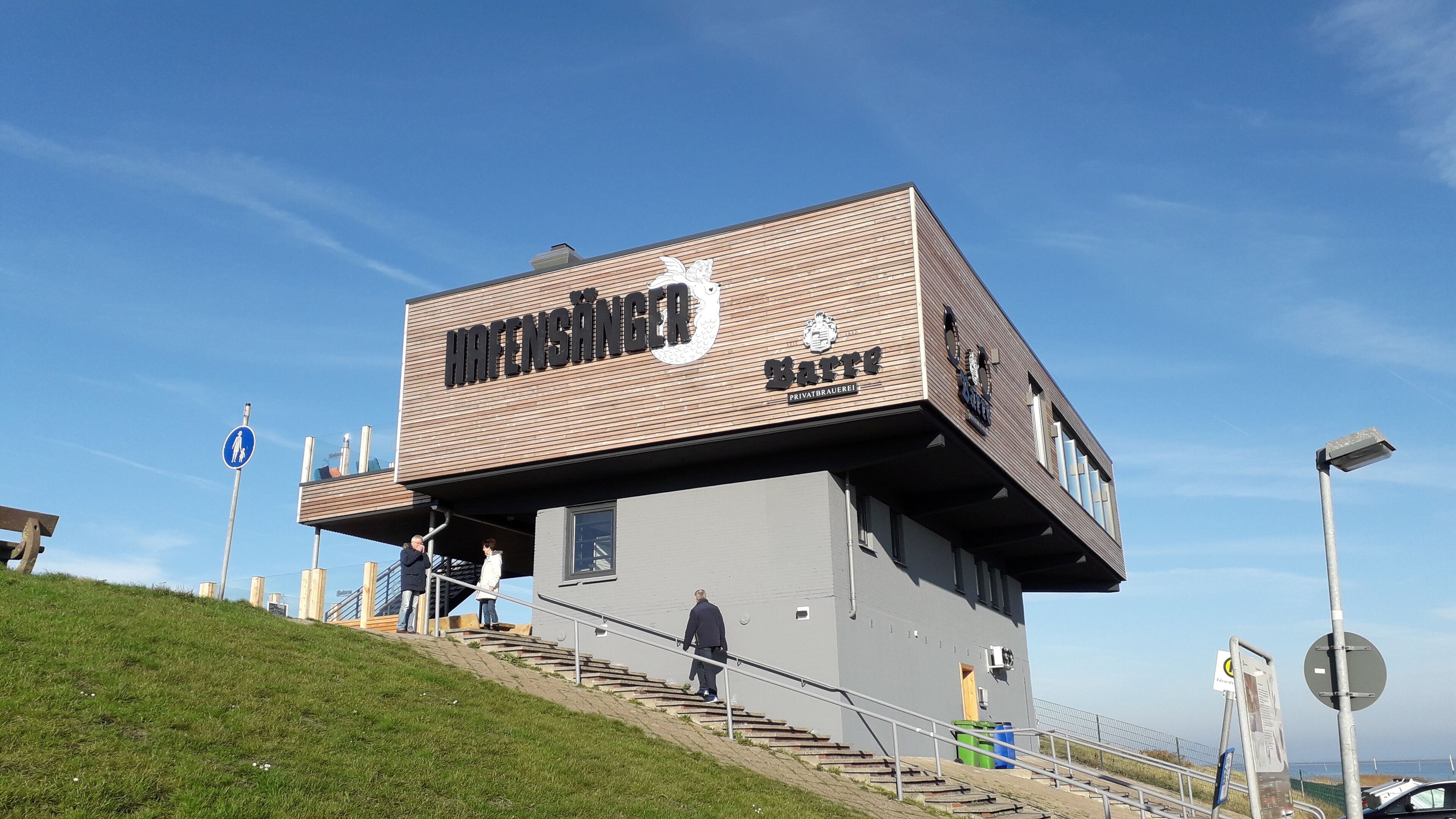 Un edificio moderno con un letrero que dice "HAFENSANGER" y "BARTEL".