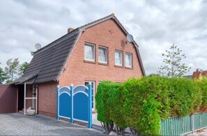 Exterior - Semi-detached house with large terrace, 200m to the center, 1000 m to the beach, WLAN (Dornumersiel)