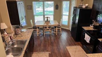 Microondas, horno, placa de cocina, lavavajillas