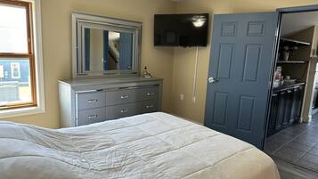 3 bedrooms, desk, iron/ironing board, free WiFi