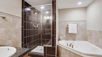 Baignoire, baignoire Ă jets, sĂšche-cheveux, serviettes fournies