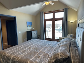 3 bedrooms, desk, iron/ironing board, travel cot - Sheboygan Waterfront 3 Bedroom 2.5 Bathroom Home (Sheboygan)