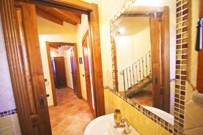 Individually decorated, individually furnished, desk, laptop workspace - De Ajala - Family B&B de Charme (Laconi)
