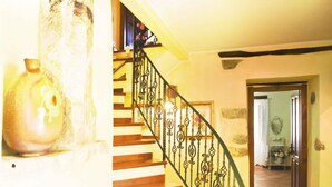 Una escalera con barandillas de metal ornamentadas y peldaños de madera.