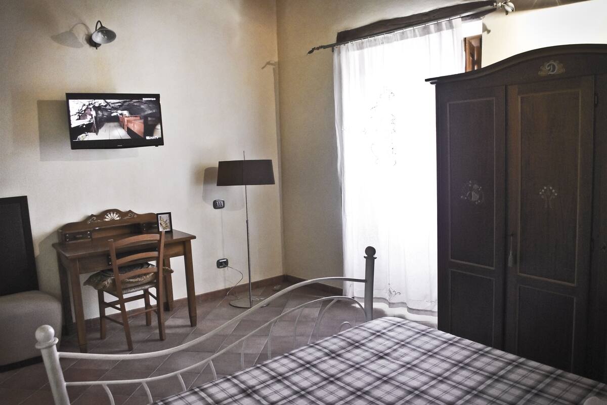 1 habitación, decoración personalizada, muebles diferentes y escritorio