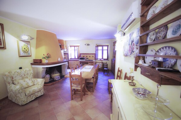 Tủ lạnh, dụng cụ vệ sinh, khăn giấy 