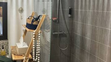 Regadera, secadora de cabello, toallas, jabón