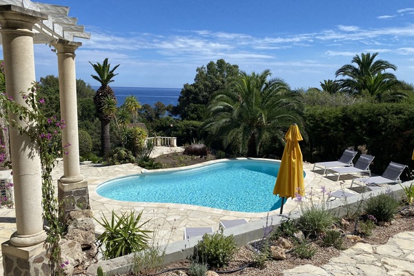 Piscine chauffée , ionisation aux sels , éclairage , alarme.