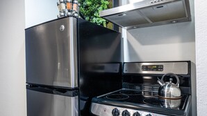 Superior Apartment, Kitchen, Sea View (Self Check-in with Virtual Front Desk) | Private kitchen | Fridge, microwave, oven, stovetop - Kasa The Oxford Seattle (Seattle)