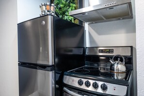 Superior appartement, keuken, uitzicht op zee (Self Check-in with Virtual Front Desk) | Privékeuken | Een koelkast, een microgolfoven, een oven, een kookplaat