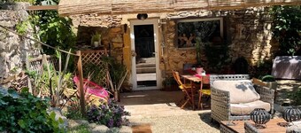 Pretty annex of the mas in the heart of the garrigue of Nîmes