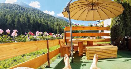 Doug's Funky Ski/Summer apmt w Games, Poker, Bouldering, Netflix, Darts etc