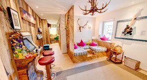 Interior - Doug's funky ski/summer apmt w Poker, Bouldering etc (Fulpmes)