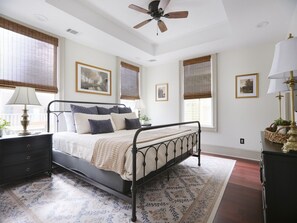 5 slaapkamers, een bureau, een strijkplank/strijkijzer, reisbedje