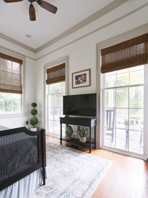 5 Schlafzimmer, Schreibtisch, Bügeleisen/Bügelbrett, Reisekinderbett