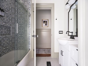 Combined shower/bathtub, hair dryer, towels, soap